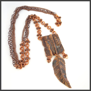 Collier lariat plume